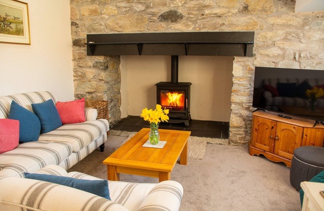 Ty'r Garreg - sleeps 7 guests in 4 bedrooms