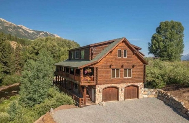 TY Slate River Camp/Luxury Log Home W/Private Fishing on the Slate River!