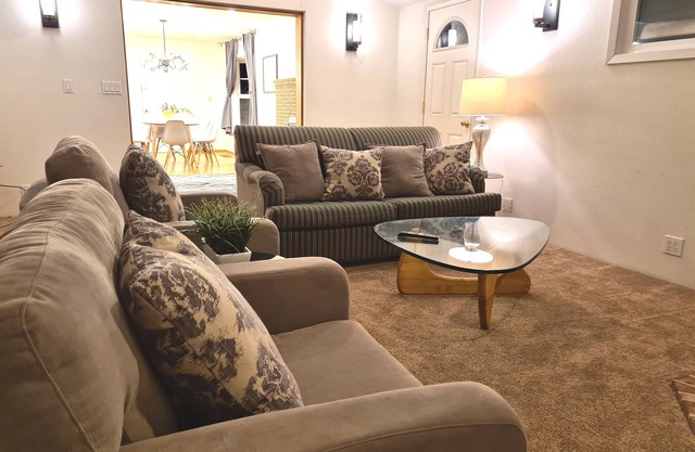 UC Davis 5 bedrm/3 bathrm 2000+ sqft quiet house