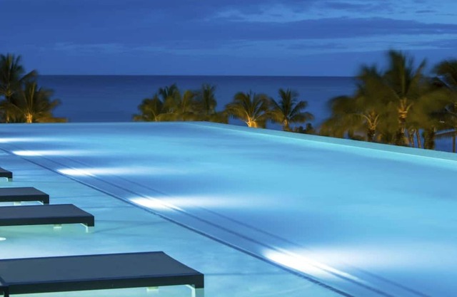 Ultimate Hawaiian Vacation! 3 Modern Units, Ocean View, 2 Pools, 2 Restaurants