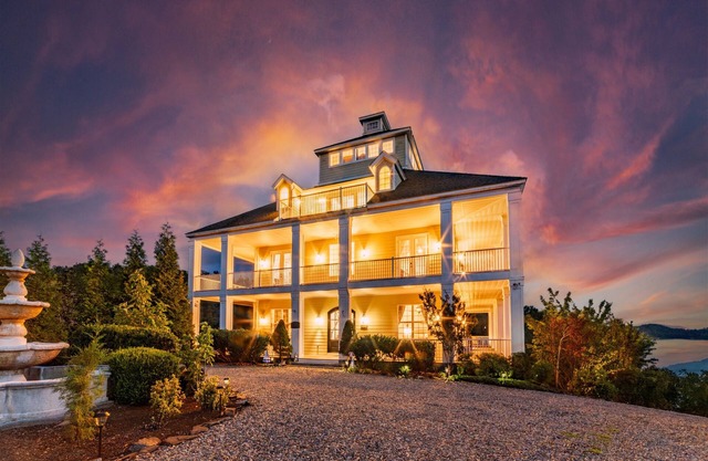 Ultimate Luxury Lake Estate -Sleeps 22|dock|chef kitchen