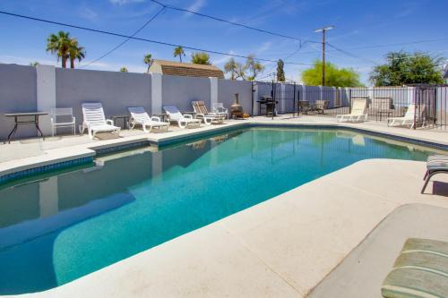 Ultimate Phoenix Group Getaway Patio and Pool!