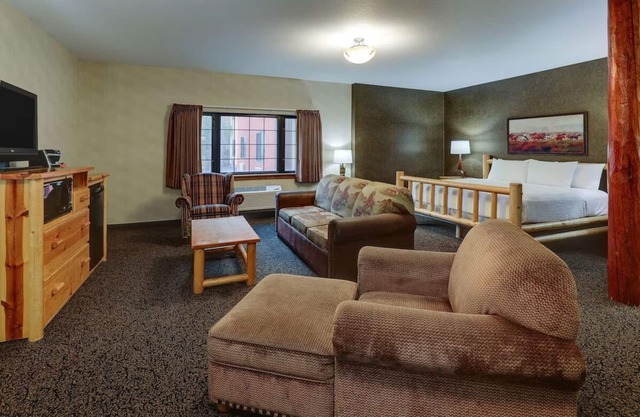 Ultimate Relaxation: Heated Pool & Whirlpool Suites in Historic Area