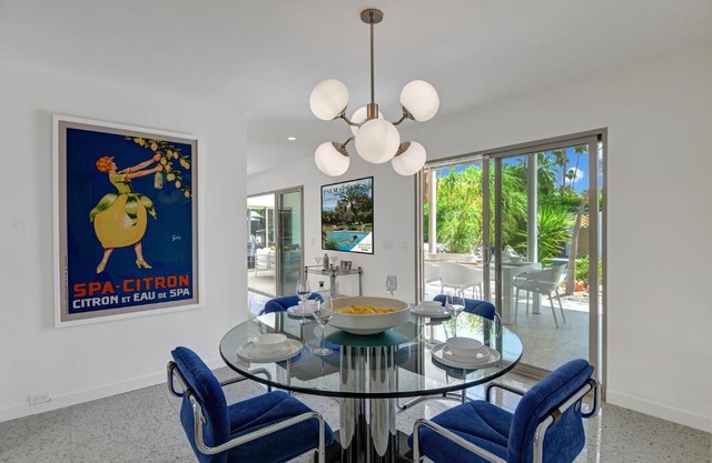 Ultra-Chic LUXE Mid-Century Estate- Resort Like Pool, Spa, Firepit, Outdoor Kitchen 3BED/3BATH