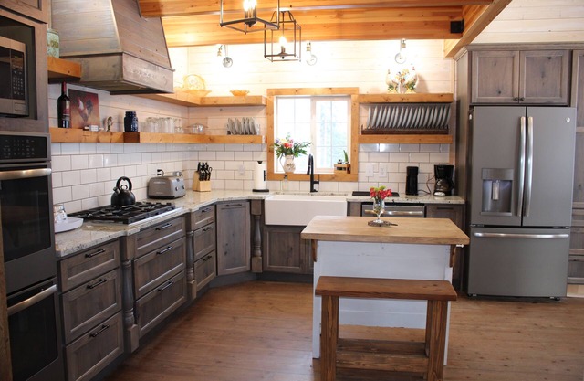 Ultra Luxury Mountain Retreat w/hot tub and huge game room with a bar & smart tv