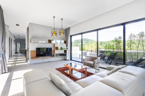 Ultra Modern Sea View Huge Pool Villa V167