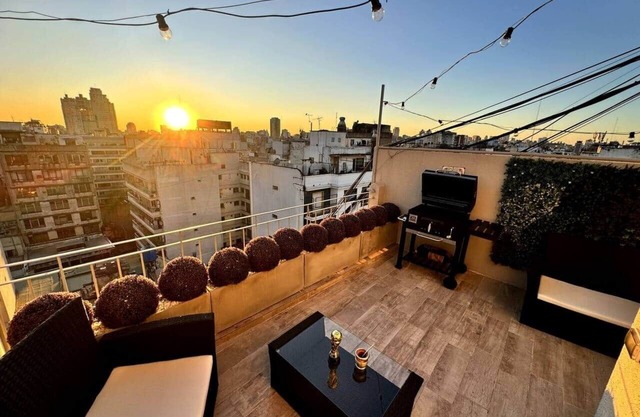 Una noche en la Ciudad de la furia:Terraza privada