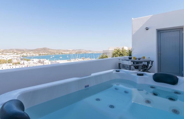 Uncle's Luxury Jacuzzi