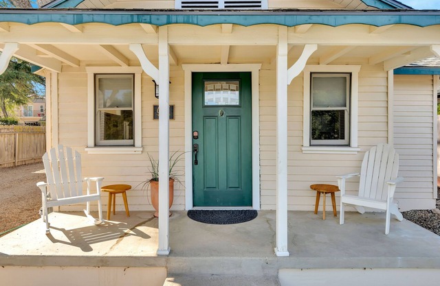 UNDER THE OAKS-Hot Tub & Walk Downtown