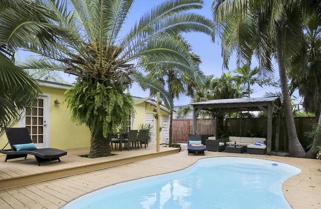 Under The Palms by AvantStay | Private Pool | Outdoor Dining | Close to Beach