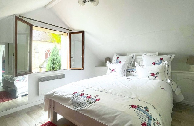 Une belle maison donnant sur une cour privative au pied de l’église Saint Ayoul!