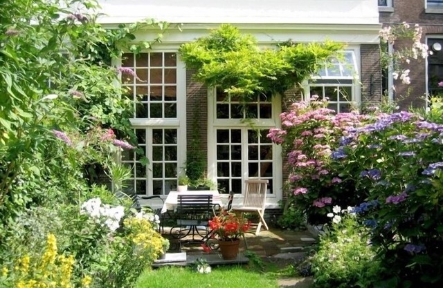 Unesco World Heritage Area a 17th Century Studio located in an inner garden.