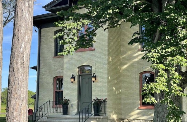 Unforgettable, Restored 1868 Italianate Farmhouse in peaceful countryside.