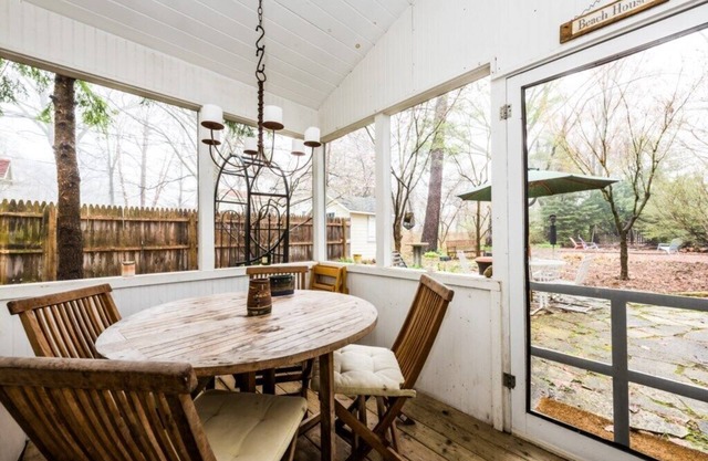 UNION PIER COTTAGE CLOSE TO BEACH AND DOWNTOWN!