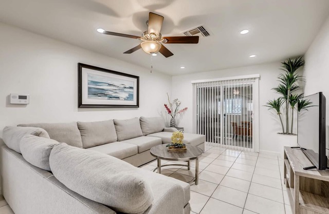 Unique 4 bedrooms 5 miles from down town Vegas