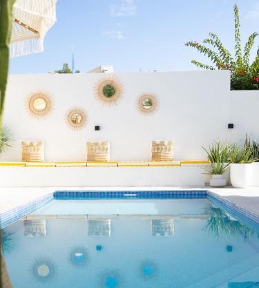 Unique Beachside Studio, Shared Pool & Burj Khalifa View!