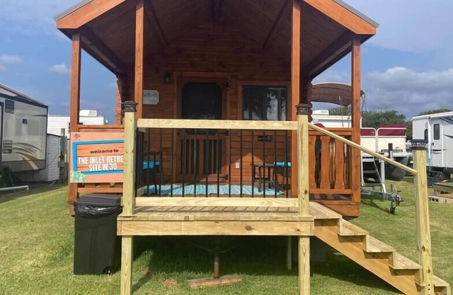 Unique Cabin Near Surf City with Loft and Parking