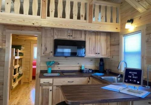 Unique Cabin Near Surf City with Loft and Parking
