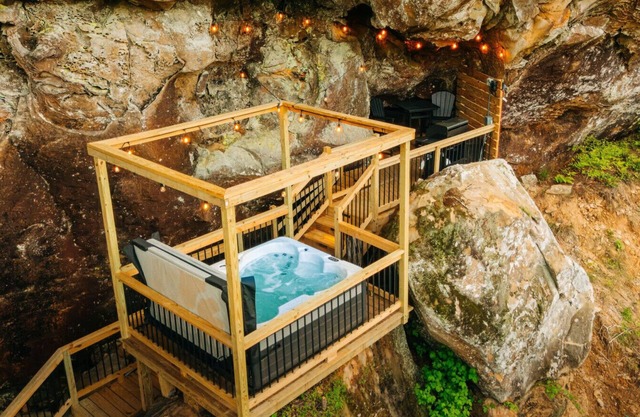 Unique Cliff Hot Tub | Sleeps 4 | RRG Mural | Dogs
