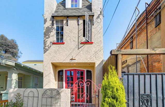 Unique Historic Home w/Rooftop Deck in Long Beach