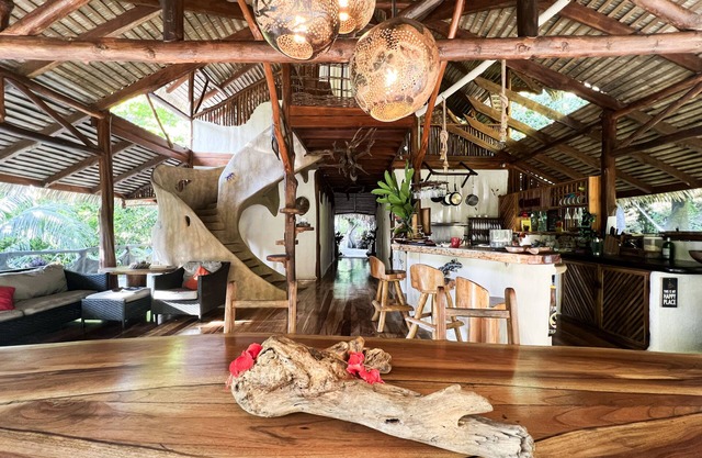 Unique Jungle Home near the Beach, Barefoot Luxury, Off the Grid, Rich Wildlife
