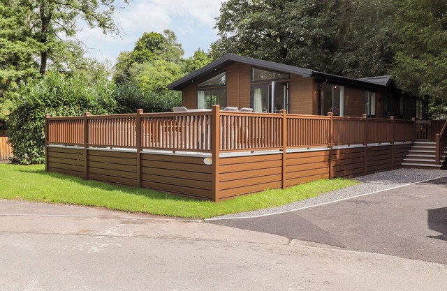 UNIQUE LUXURY LODGE, family friendly, with pool in Windermere