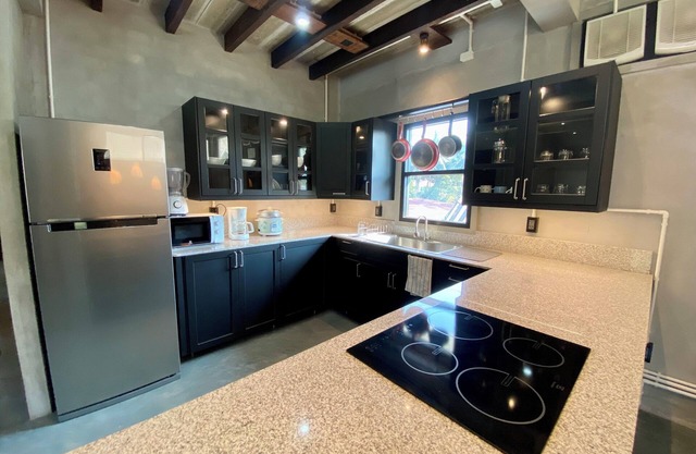 Unique & Modern, Huge Kitchen, Great for Long Stays