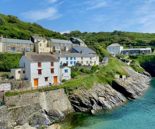 Unique Retreat - 2 bedroom cliff top cottage with large terrace