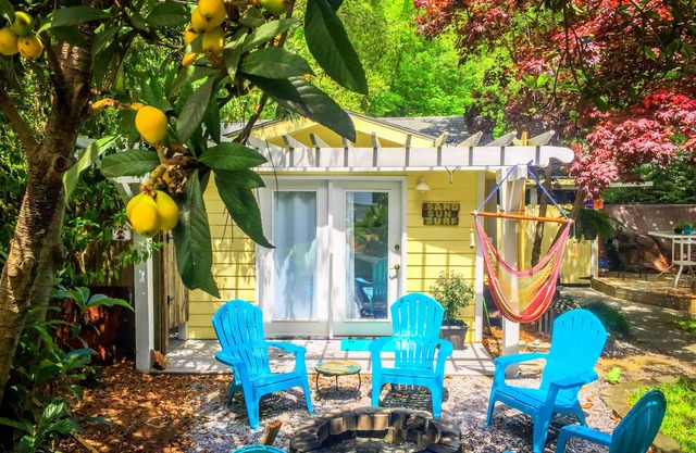 Unique Romantic Beach Style Cottage close to Folly Beach & historic Charleston!