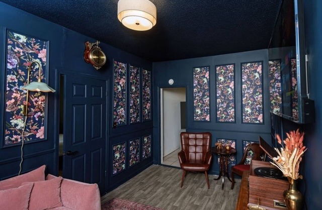 Unique Stay at the Historic Train House 2.5 miles from Stadium - King Bed