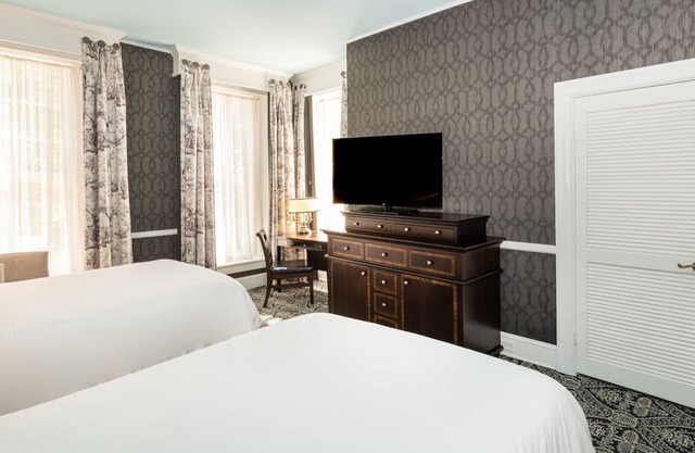 Unique Victorian Stay w/Modern Amenities + Steps from Waterfront