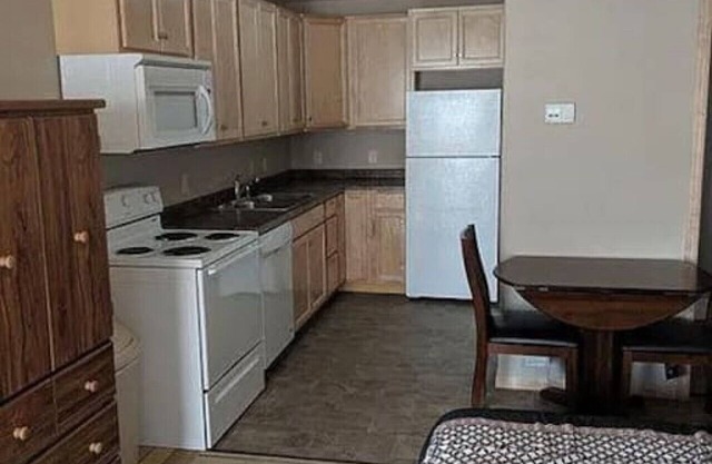 Unit 2: Cozy Studio Microhotel with full kitchen.