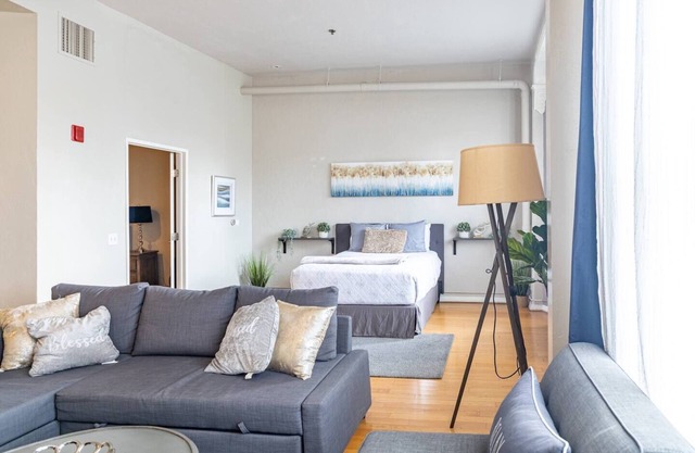 UNIT #402 1-bedroom/1-bath 700 sq. ft suite with Parking & 3 Beds including a full kitchen - Washer/Dryer