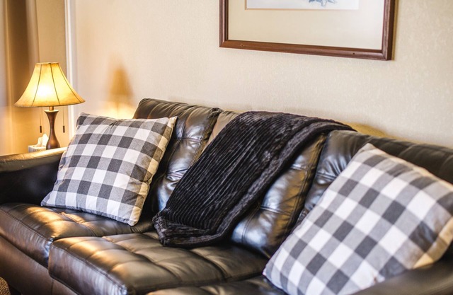 Unit #5 Cozy 2 Bed/2 Bath Condo on Golf Course with Hot Tub/Sauna/Pool