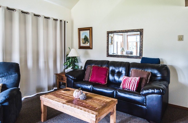 Unit #7 Cozy 2 Bed/2 Bath Condo on Golf Course with Hot tub/Sauna/Pool