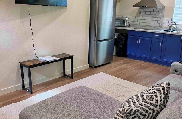 Unit A - Near UCLA WH, Kaiser, Dignity, Cedars Providence, RAMS & More