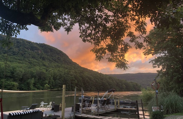 Unit H -10 Mins to Downtown Vacation On The TN River!