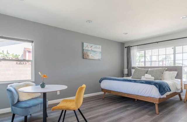 Unlock Studio Serenity: King Bed, Work Corner, Fast Internet, Laundry, & Parking—Ready for Your Stay!