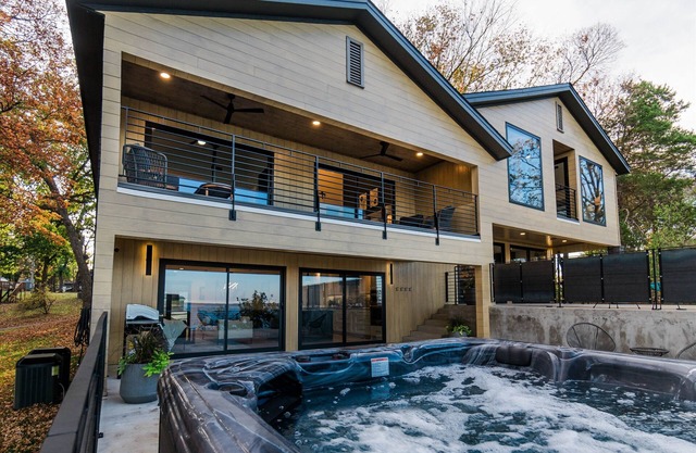 Unparallel Views, Modern Luxury, Hot Tub, Ultimate Getaway!