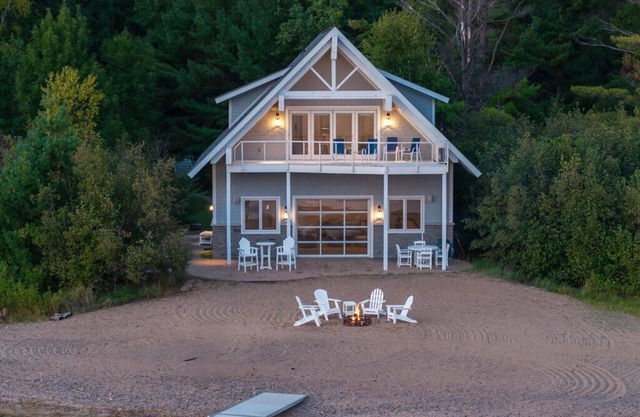 Unparalleled Crosslake Escape with Beach House