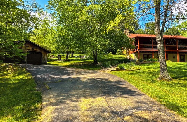 "Unto the Hills" Scenic and quiet cabin in Hocking Hills on 5 acres with a pond