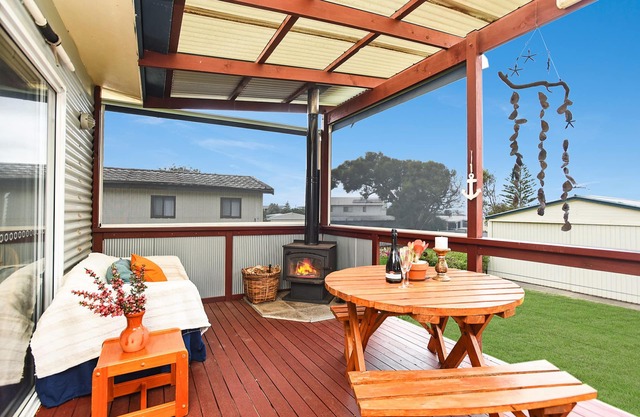Unwind Accommodation | 2BR Beach Cottage, Pet Friendly, Walk to Surf