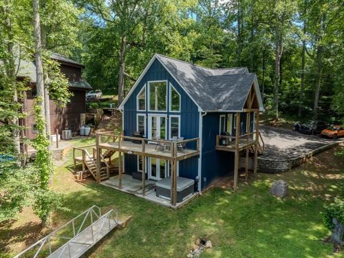 Unwind at Lakey McLakehouse on Lake Santeetlah