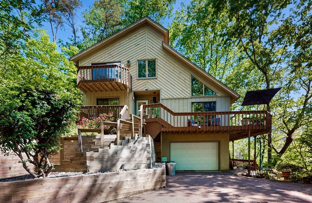 Unwind at Yopp's Treehouse: part of Rumbling Bald Resort