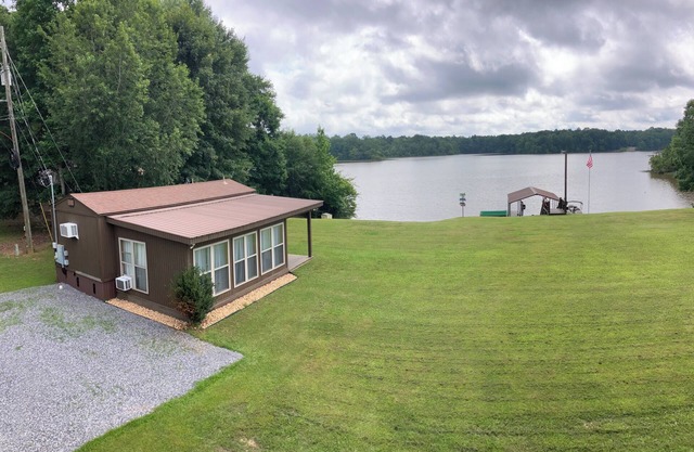 Unwind & enjoy waterfront sunrises. Nestled in a serene-quiet end of the river.