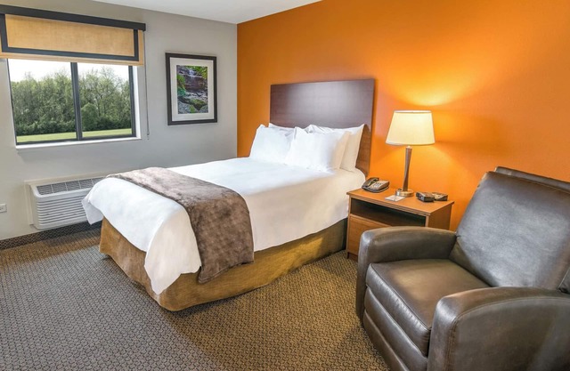 Unwind in a Bright, Pet-Friendly Room Near Colonel Davenport House & Parks