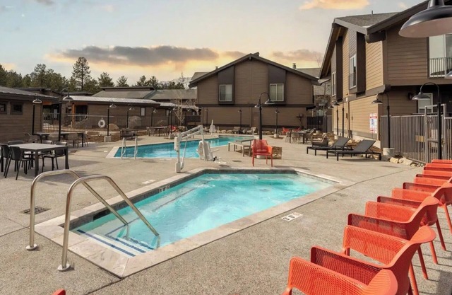 Unwind in Alpine Room with Hot Tub Near Mammoth Ski Lifts & Sherwin Lakes