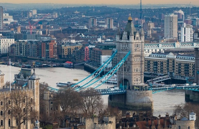 Unwind in Central London! Ancient City Wall Views—Minutes to Tower Bridge
