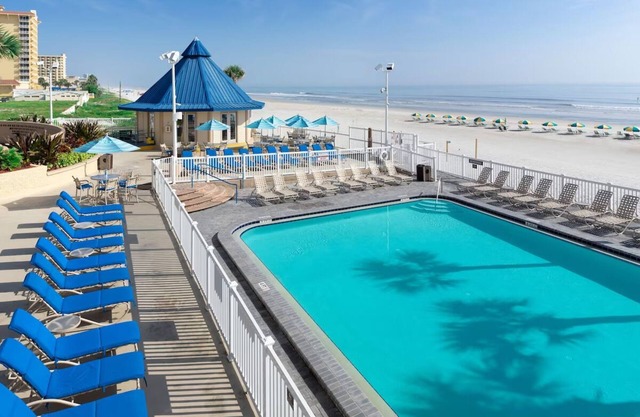 Unwind in Daytona Beach Style! Kitchenette, Outdoor Swimming Pool!