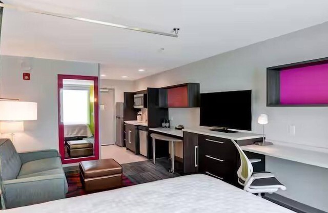 Unwind in Natural Luxury! Full Kitchen, Pets Allowed, Free Parking!